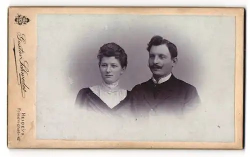 Fotografie Gustav Schwedes, Heide i. H., Friedrichstrasse 42, Bürgerliches Paar mit toupierten Haaren