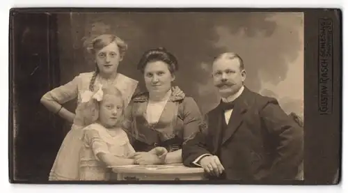 Fotografie Gustav Rausch, Schleswig, Stadtweg 32, Bürgerliche Familie im Sonntagsstaat