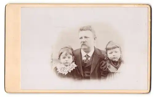 Fotografie unbekannter Fotograf und Ort, Vater mit Walrossbart und seinen zwei Töchtern