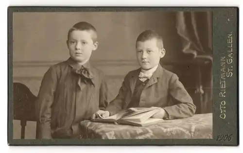 Fotografie Otto Rietmann, St. Gallen, Rorschacherstrasse 11, Zwei Brüder in feinen Kleidern beim Lesen