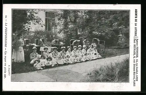 AK La Pouponnière, Un repas en plein air