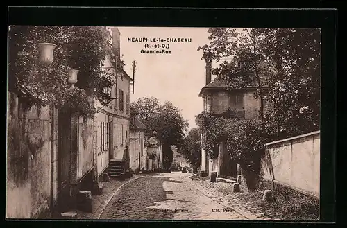 AK Neauphle-le-Chateau, Grande-Rue, Strassenpartie