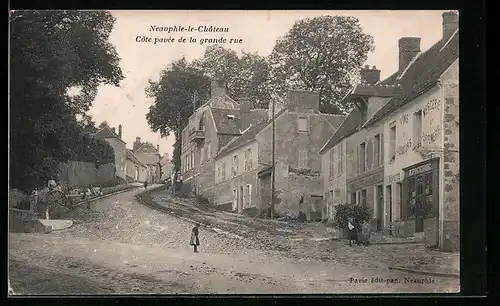 AK Neauphle-le-Château, Côte pavée de la grande rue