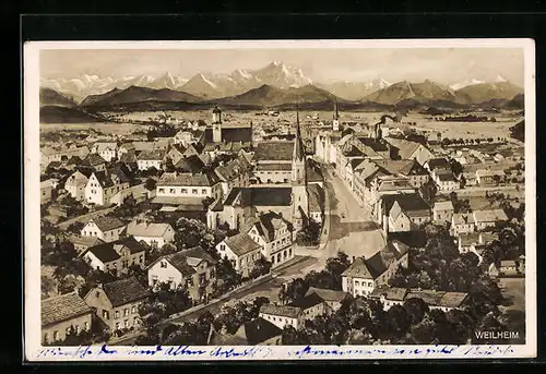 AK Weilheim / Obb., Ortspanorama mit Blick auf Wettersteingebirge, Zugspitze und Ammerwaldberge
