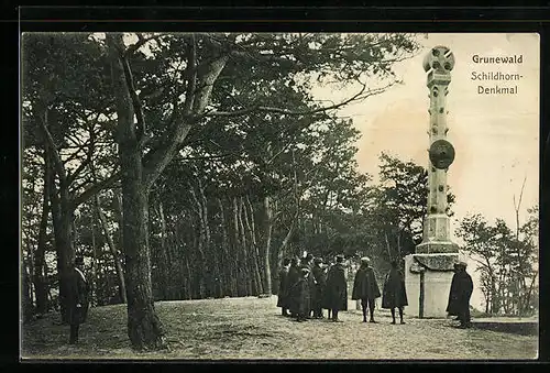 AK Grunewald, Besucher am Schildhorn-Denkmal