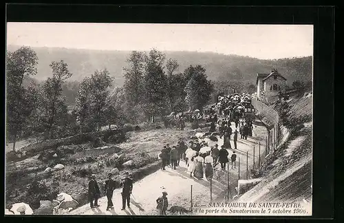 AK Sainte-Feyre, Sanatorium, La foule a la porte du Sanatorium