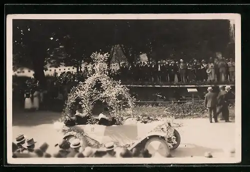 AK Montreux, Fête des Narcisses, Auto im Blumenschmuck