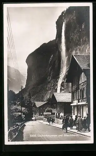 AK Lauterbrunnen, Ortspartie mit Staubbach, Wasserfall