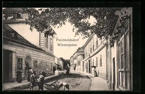 AK Perchtoldsdorf, Partie in der unbefestigten Wienergasse, mit Passanten