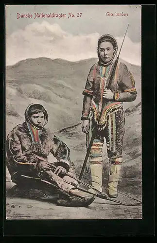 AK Dänische Nationaltrachten, Groenlaendere, Grönländisches Paar mit Jagdwaffen
