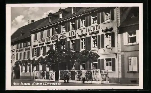 AK Wolfach /Schwarzw., Gasthof und Hotel Salmen von der Strasse gesehen