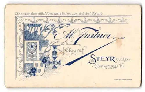 Fotografie Al. Furtner, Steyr, Gleinkergasse 16, Orden Silbernes Verdienstkreuz mit Krone nebst Anschrift des Ateliers