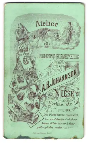 Fotografie A. H. Johannson, Niesky, Horkaerstr. 10, Zwerg schüttet Korb mit Fotografien aus, Plattenkamera