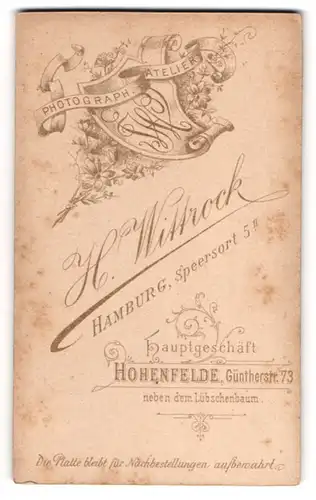 Fotografie H. Wittrock, Hohenfelde, Güntherstr. 73, Wappenschild mit Monogramm des Fotografen, Banderole