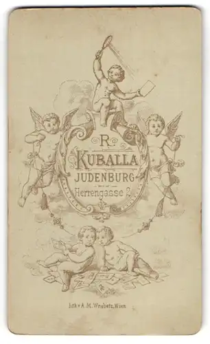 Fotografie R. Kuballa, Judenburg, Herrengasse 2, Kinder und Putten um Wappenschild mit Anschrift des Ateliers