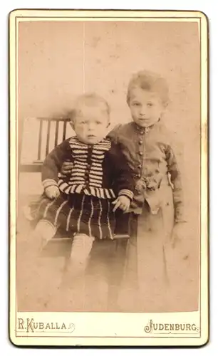 Fotografie R. Kuballa, Judenburg, Herrengasse 2, Kinder und Putten um Wappenschild mit Anschrift des Ateliers