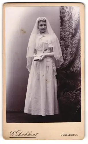 Fotografie G. Dickhaut, Düsseldorf, Friedrichsstr. 46, junges Mädchen zur Konfirmation im Kleid mit Schleier