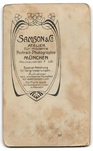 Fotografie Samson & Co., München, junger Knabe im Kommunionsanzug mit Bibel und Kerze