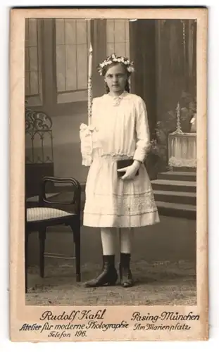 Fotografie Rudolf Kahl, München-Pasing, Mädchen im weissen Kleid zur Kommunion, Kerze