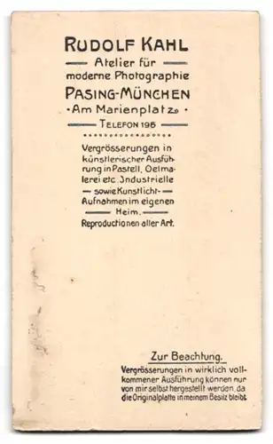 Fotografie Rudolf Kahl, München-Pasing, Mädchen zur Kommunion mit Kerze und Bibel, Studiokulisse