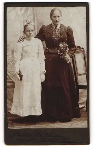 Fotografie Xaver Blank, Neumarkt a. Rott, Mutter mit ihrer Tochter im Kommunionskleid, Erstkommunion