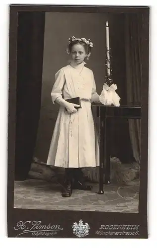 Fotografie H. Simson, Rosenheim, junges Mädchen im Kommunionskleid mit Kerze