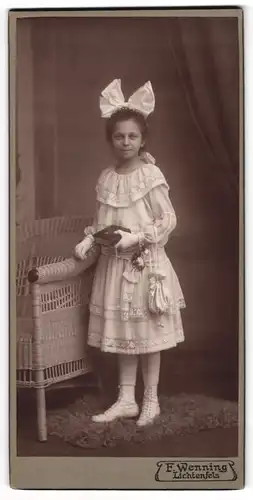 Fotografie E. Wenning, Lichtenfels, Mädchen zur Erstkommunion im schicken Kleid mit Haarschleife