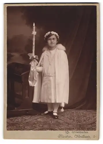 Fotografie B. Nieländer, München, junges Mädchen mit Umhang und Kerze zur Erstkommunion