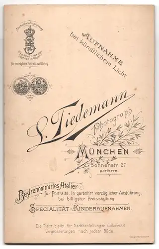 Fotografie L. Tiedemann, München, junges bayrisches Mädel zur Erstkommunion mit Kerze und Bibel