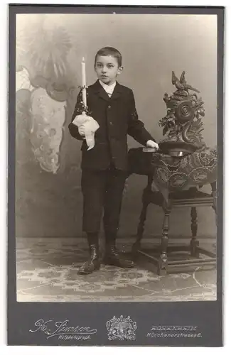 Fotografie X. Simson, Rosenheim, junger Knabe mit Kerze zu seiner Erstkommunion