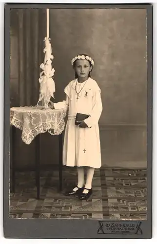 Fotografie W. Sannwald, Edenkoben, niedliches Mädchen zu ihrer Erstkommunion mit Kerze