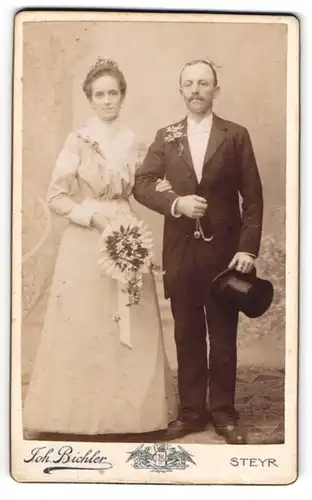 Fotografie Joh. Bichler, Steyr, Ehepaar im Hochzeitskleid und Anzug mit Zylinder