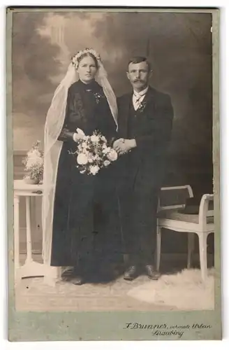 Fotografie J. Brunner, Straubing, Portrait Brautpaar im schwarzen Hochzeitskleid und Anzug