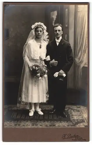 Fotografie K. Decker, Speyer, junges Ehepaar im Hochzeitskleid und Anzug mit Zylinder
