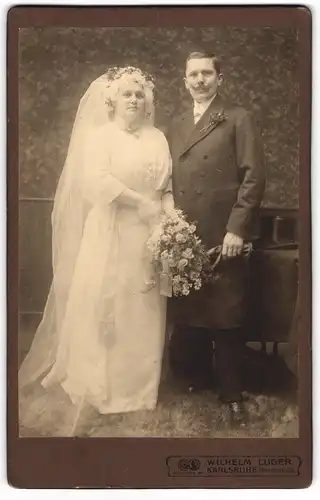 Fotografie Wilhelm Luger, Karlsruhe, Ehepaar im Hochzeitskleid und Anzug nebst Zylinder