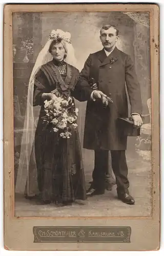 Fotografie Ch. Schönthaler, Karlsruhe i. B., Badisches Hochzeitspaar im schwarzen Brautkleid und Anzug, Zylinder