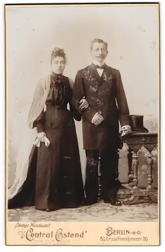 Fotografie Central Ostend, Berlin, Ehepaar im schwarzen Hochzeitskleid und Anzug mit Zylinder