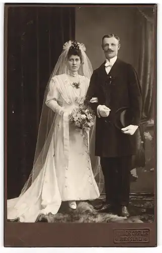 Fotografie Atelier Oppler, Breslau, Breslauer Ehepaar im Hochzeitskleid und Anzug mit Zylinder