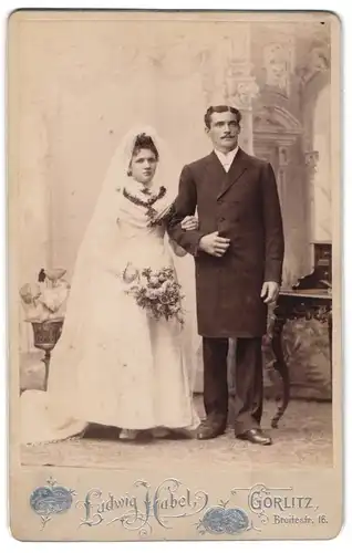 Fotografie Ludwig Habel, Görlitz, junge Eheleute im Hochzeitskleid und Anzug