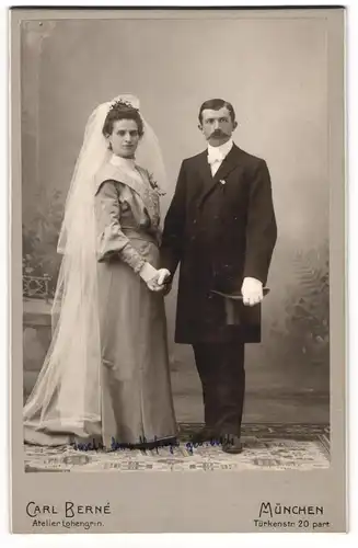 Fotografie Carl Berne, München, Brautpaar Josef und Anna Nafriger im Brautkleid und Anzug