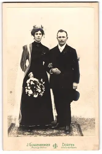 Fotografie J. Guggenberger, Dorfen, junges Ehepaar im schwarzen Brautkleid und Anzug