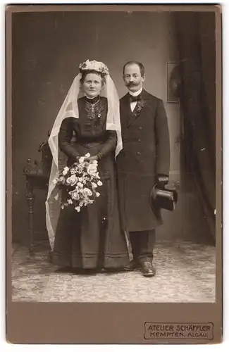 Fotografie Atelier Schäffler, Kempten, älteres Ehepaar im schwarzen Brautkleid und im Anzug mit Zylinder
