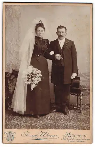 Fotografie Joseph Werner, München, Ehepaar im schwarzen Hochzeitskleid und im Anzug