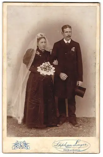 Fotografie Stephan Luger, Prien / Chiemsee, Hochzeitspaar im schwarzen Brautkleid und Anzug mit Zylinder