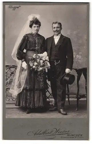 Fotografie Adalbert Werner, München, Ehepaar Klegger am Hochzeitstag im Brautkleid