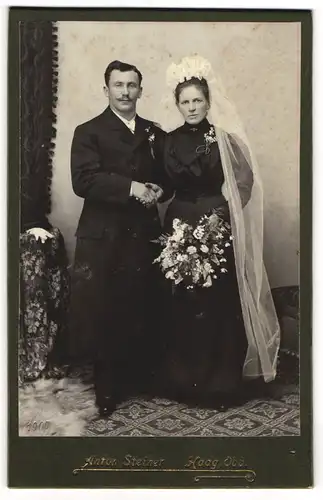 Fotografie Anton Steiner, Haag / Obb., Ehepaar im schwarzen Brautkleid mit Schleier