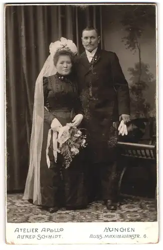 Fotografie Atelier Apollo, München, Ehepaar im schwarzen Brautkleid und Anzug