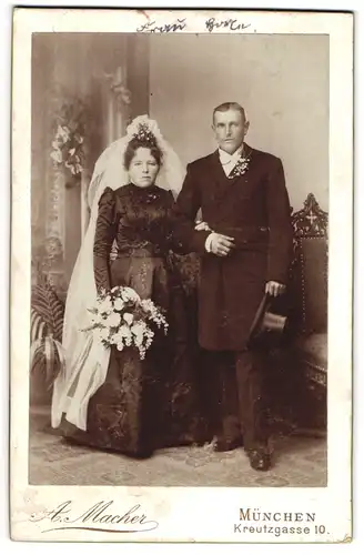 Fotografie A. Macher, München, Brautpaar im schwarzen Kleid und Anzug mit Zylinder