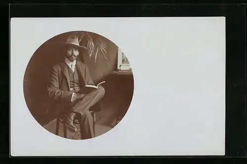 Foto-AK Herr im Anzug mit einem Buch, Passepartout