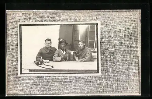 Foto-AK Drei Männer mit Tabakspfeife, Passepartout